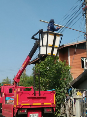 ซ่อมแซมไฟฟ้าส่องสว่างและตัดแต่งกิ่งไม้ไกล้แนวสายไฟฟ้า ในเขตพื้นที่ตำบลบ้านไทร