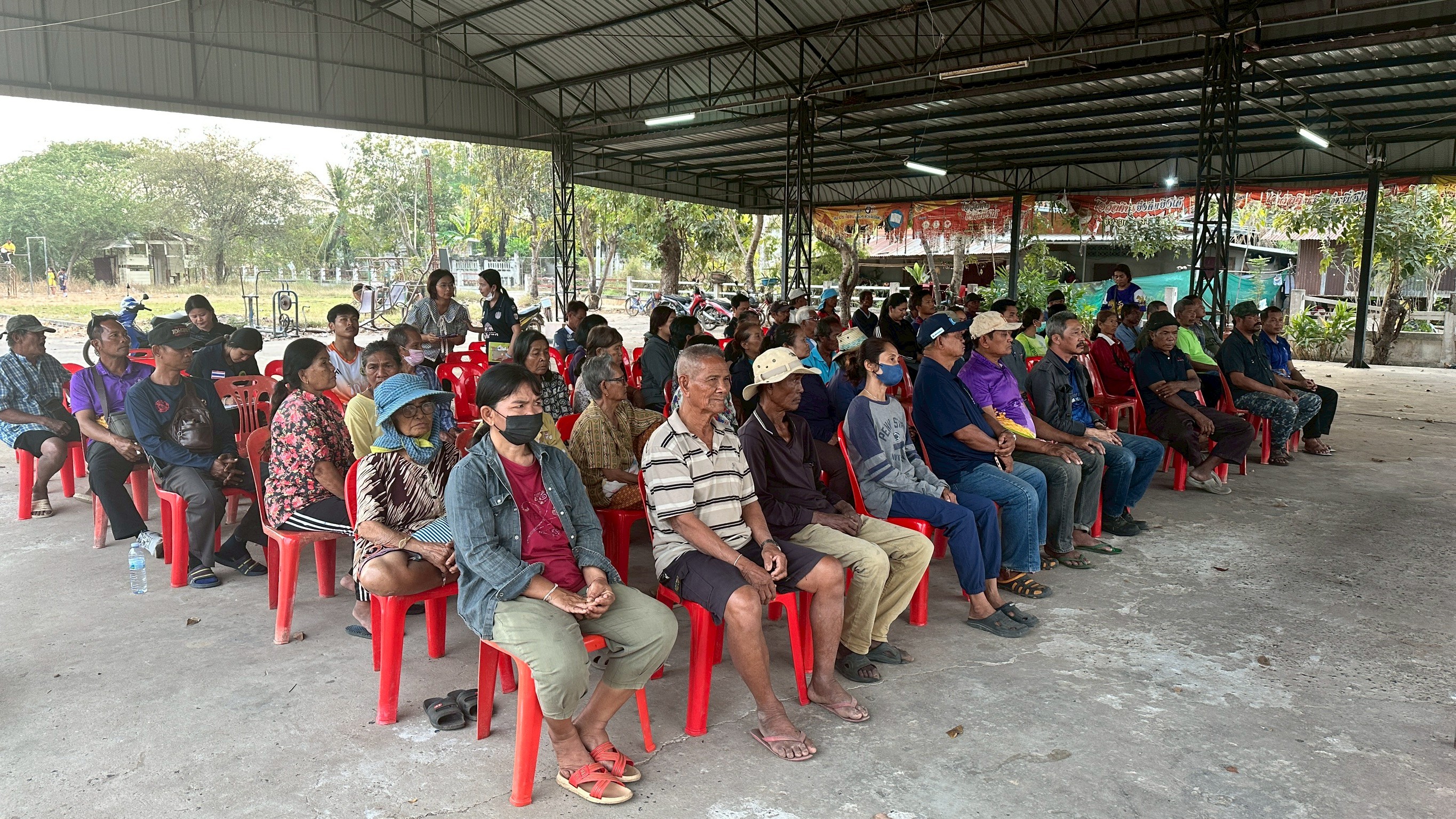 ประชุมประชาคมเรื่องการสูบน้ำจากห้วยสมอไปหมู่ที่ 6 และหมู่ที่ 12 บ้านหนองม่วง