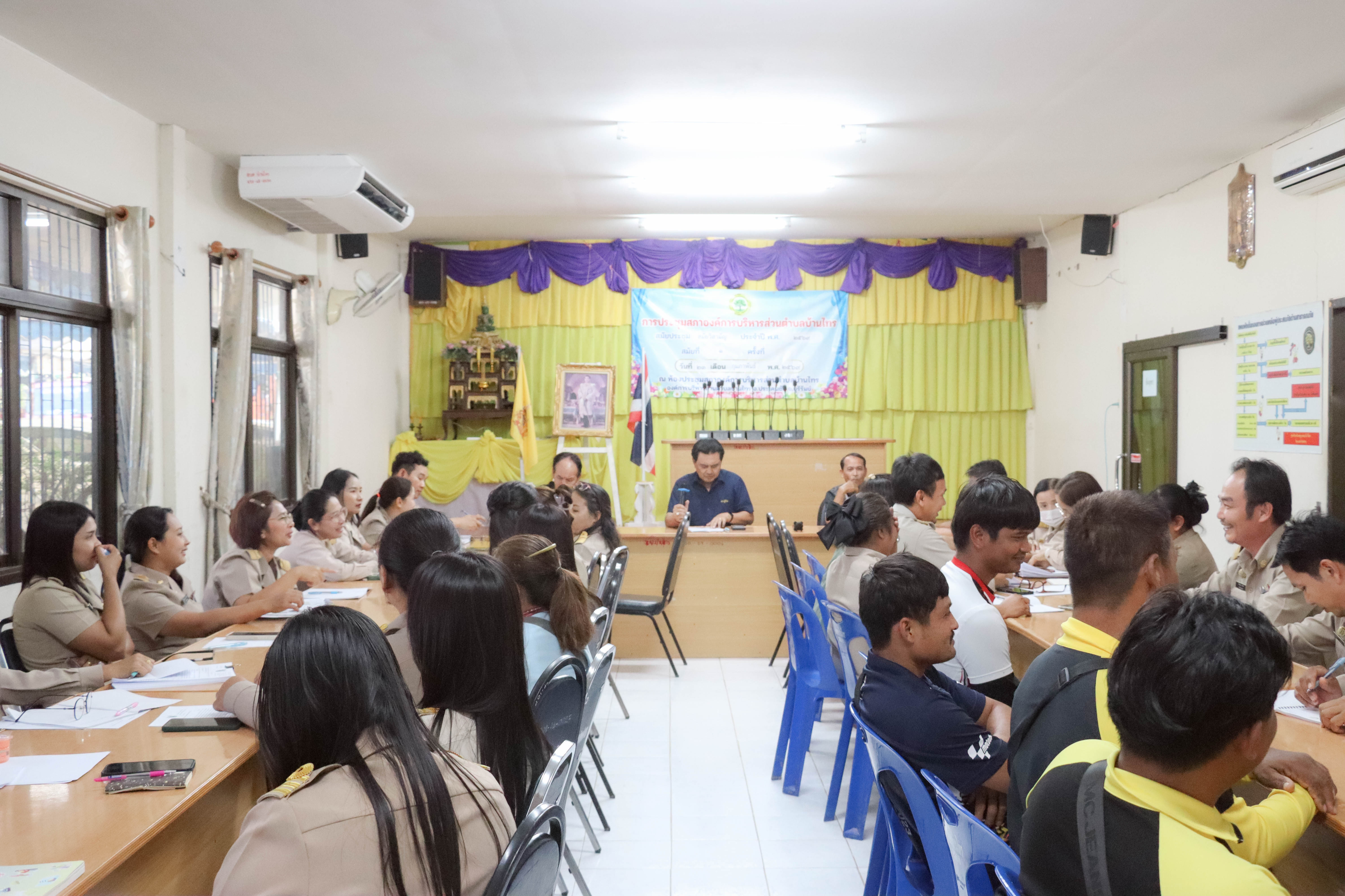 ประชุมหัวหน้าส่วนราชการ พนักงานส่วนตำบล และพนักงานจ้าง ในสังกัดองค์การบริหารส่วนตำบลบ้านไทร 